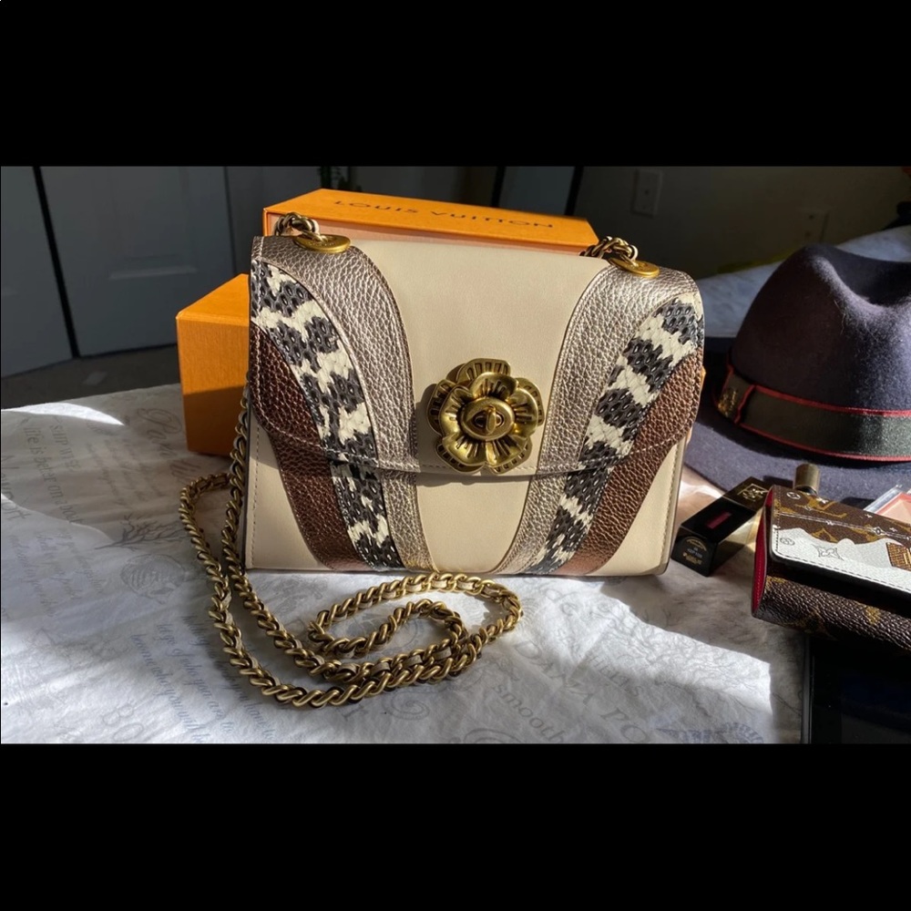 Coach Snake skin details crossbody